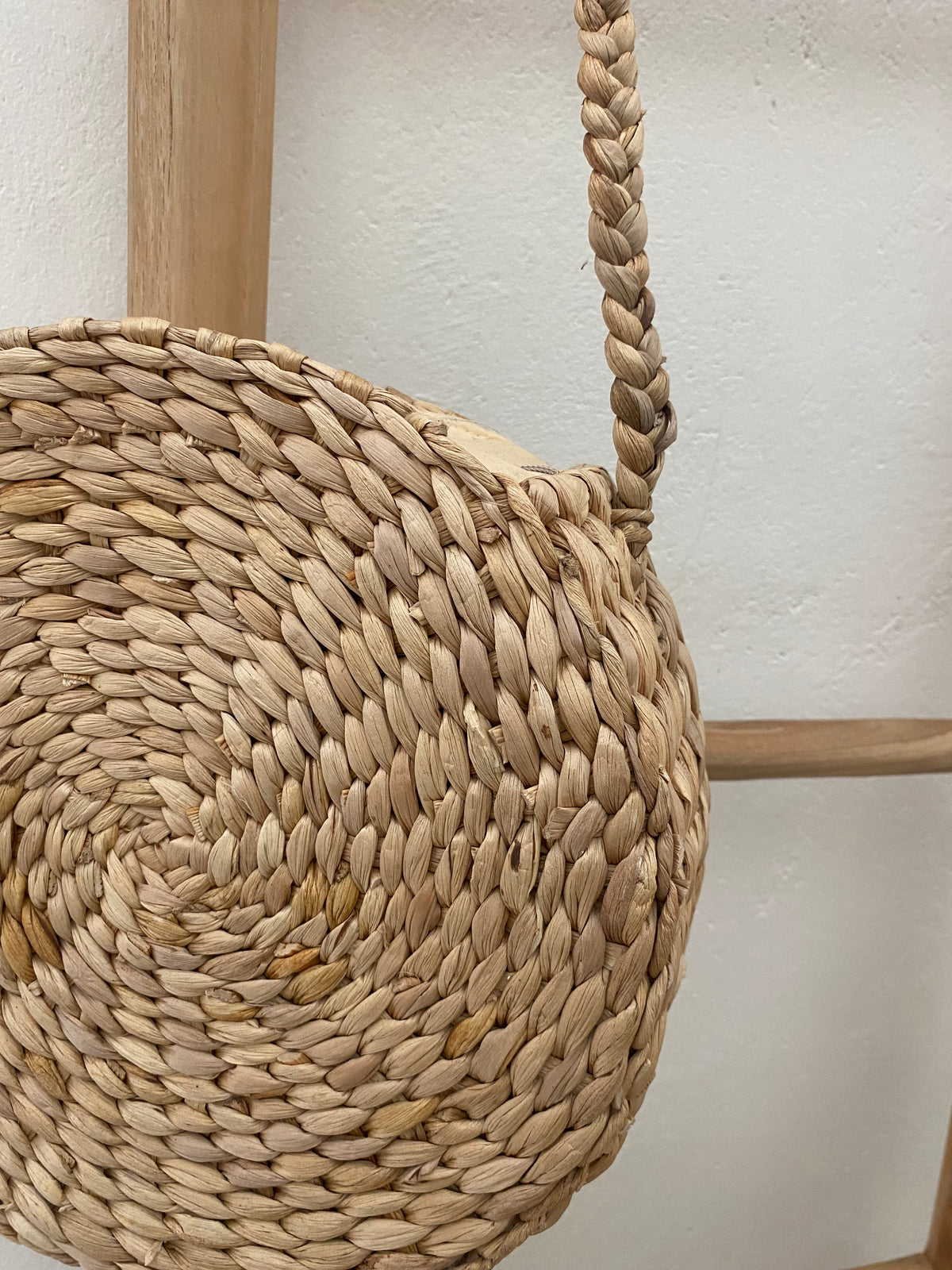 straw handbag round