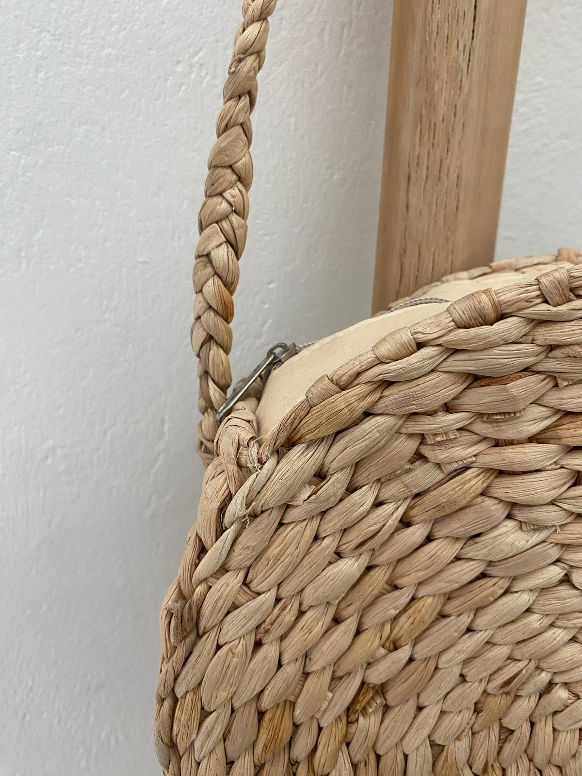 straw handbag round