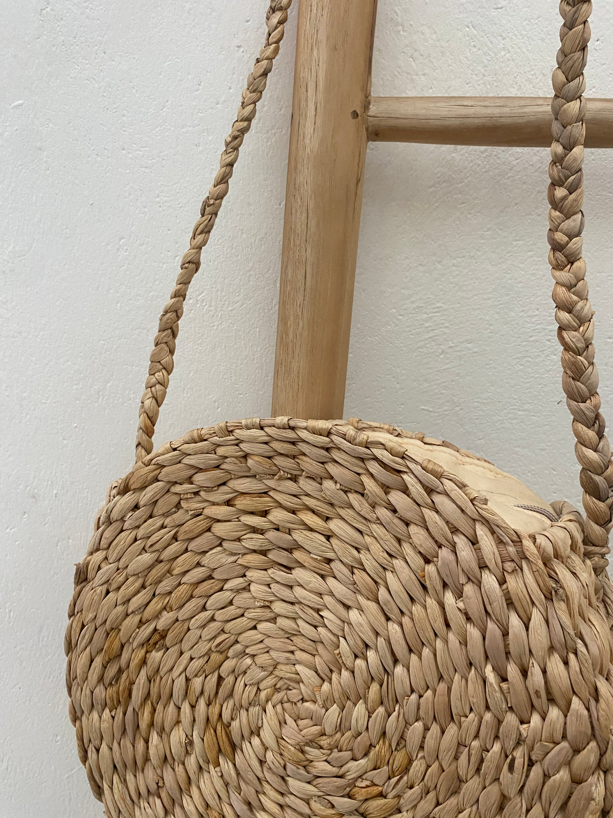 straw handbag round